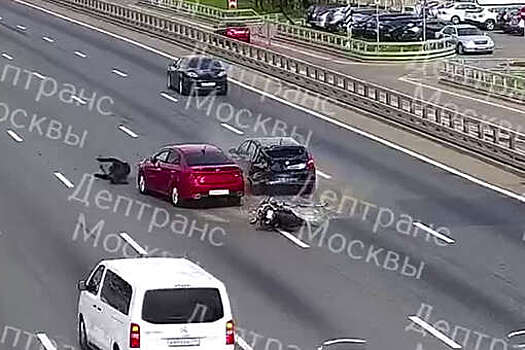На МКАД попал на видео мотоциклист, который врезался в авто и взлетел в воздух