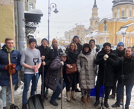 Рестораторы и бармены Петербурга взялись за лопаты