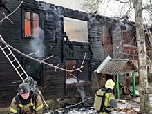 Двухэтажный деревянный дом сгорел в Ижевске в микрорайоне Болото