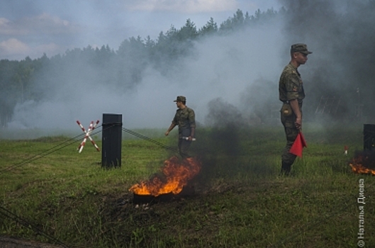 Взрывы, горящие здания, гонки на БТР: под Костромой сражаются военные химики
