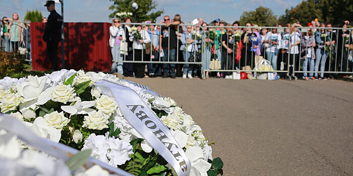 Поклонники принесли белые розы на открытие памятника Юрию Шатунову