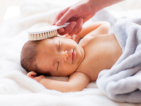 Почему на голове малыша появляются младенческие корочки и что с ними делать