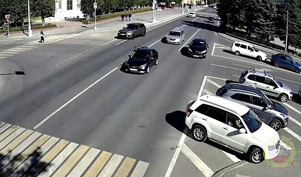 В центре Волгограда мотоциклист без прав столкнулся с легковушкой