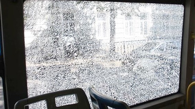 Череповчанин разбил стекло в автобусе, «обидевшись» на кондуктора