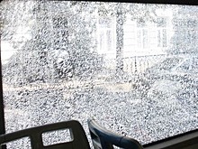 Череповчанин разбил стекло в автобусе, «обидевшись» на кондуктора