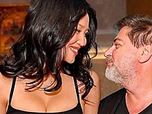 «Афродита»: молодая жена Цекало продемонстрировала стройную фигуру в бикини