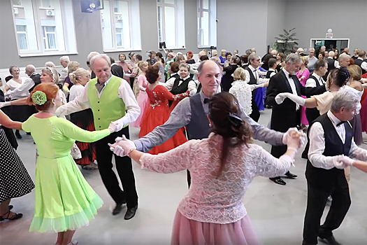 В Москве пенсионеры могут научиться вязать, управлять самолетом и танцевать