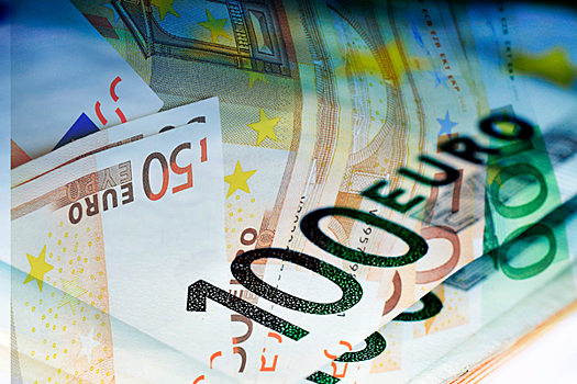 К июньским отпускам евро и доллар подорожают