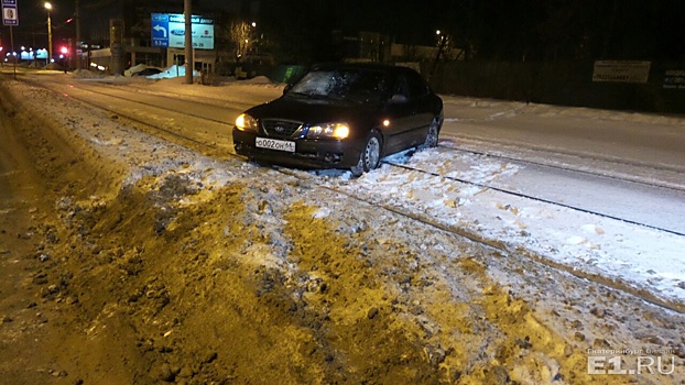 На Блюхера Hyundai занесло и выбросило на трамвайные пути после столкновения с ВАЗ-2112