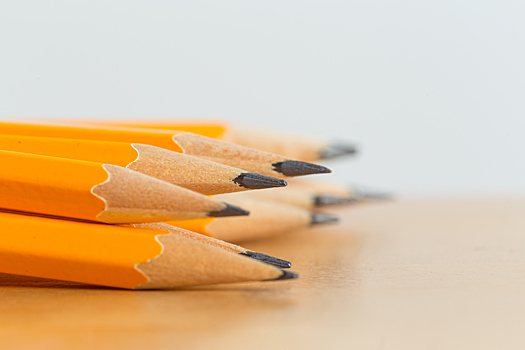 Почему простые карандаши желтого цвета