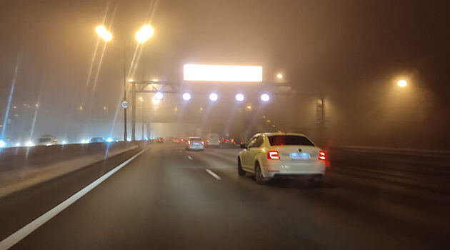 Не похожий на обычный туман в Москве не рассеется к 10 утра. Источником небывалого смога мог стать выброс в промзоне