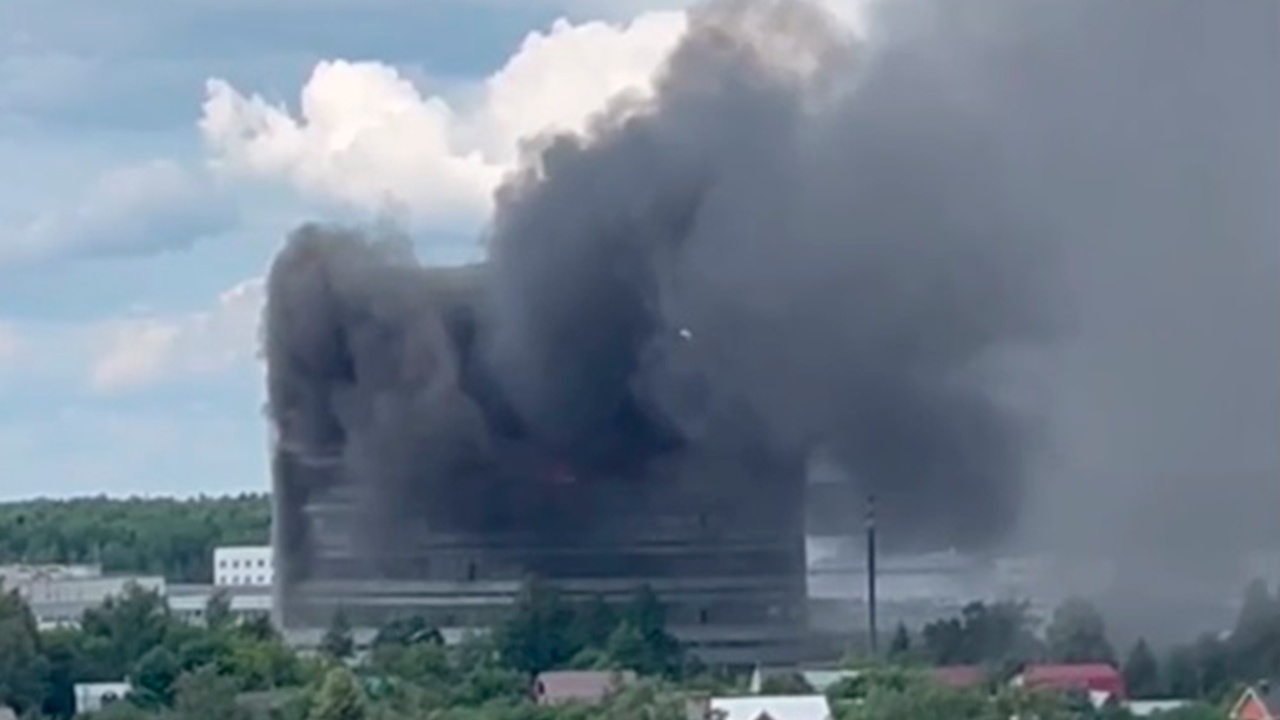 Семь этажей здания во Фрязине почти полностью выгорели