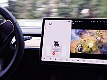 На экране Tesla теперь можно играть в видеоигры. И это не нравится властям