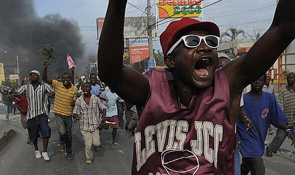 Против демонстрантов на Гаити применили слезоточивый газ