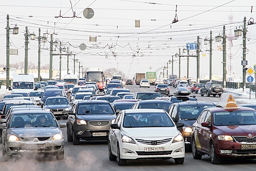 Продажи автомобилей Toyota в России выросли в январе на 16% - до 5,3 тыс. машин