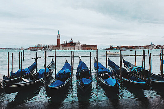 Лайнер протаранил теплоход с туристами в Венеции