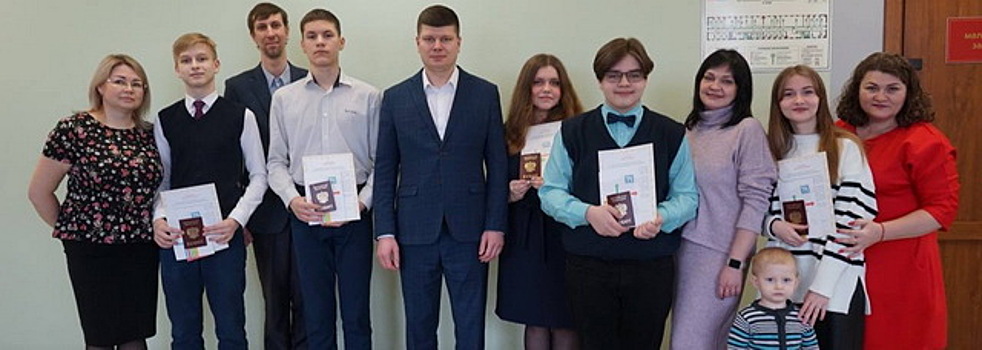 Филипп Ефанов вручил паспорта пятерым юным жителям Павловского Посада