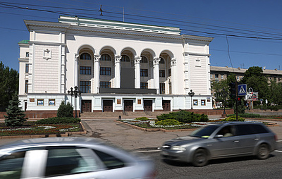 Театр в Донецке, где проходило прощание с Ольгой Качурой, обстреляли