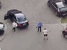 В Петербурге на видео попало, как водитель с топором набросился на людей