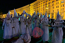 Украинцы устроили акцию в костюмах ку-клукс-клана