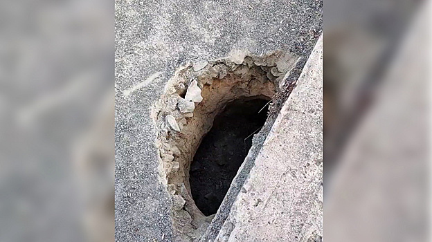 В Тарко-Сале провалился грунт на набережной