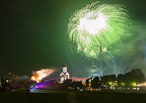 В Москве состоялся праздничный артиллерийский салют в честь 74-ой годовщины победы в ВОВ
