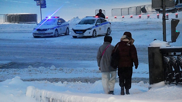 Внедорожник ушел в занос и перевернулся в сугробе в Подмосковье