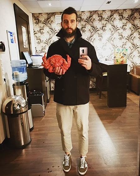 Телеведущий и шоумен Иван Ургант вырос до 195 сантиметров, а весит 90 килограммов.