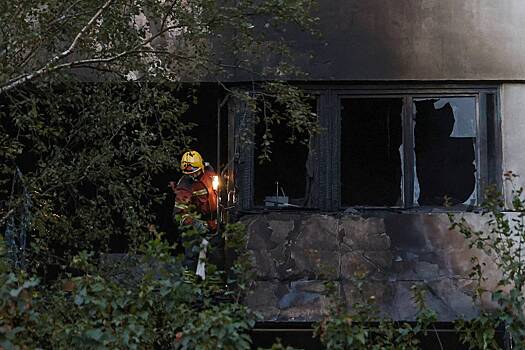 В российском городе загорелся жилой дом после попадания обломков дрона