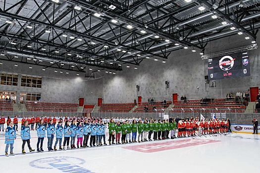 Женские хоккейные команды из пяти регионов скрестили клюшки на омском льду