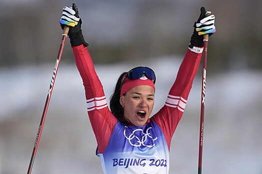 Олимпийская чемпионка, лыжница Степанова показала, как катается на лыжах в мае