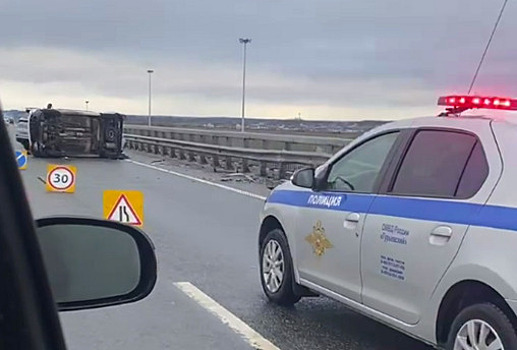 «Одна машина перевернулась, другая зацепила ограждение»: на Приморском кольце произошло ДТП (фото, видео)