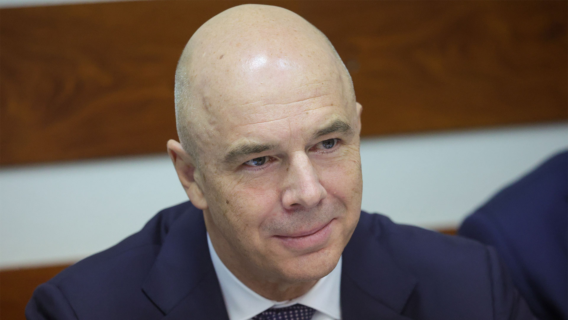 Силуанов объяснил, почему Минфин приостановил валютные операции