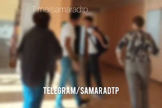 В России отец ученика ворвался в школу, схватил подростка за горло и попал на видео