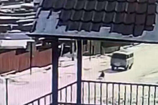 В Бурятии четырехлетняя девочка попала под колеса машины, катаясь на ватрушке