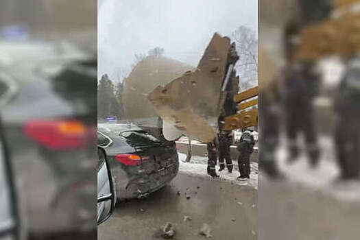 В Подмосковье тракторист разбил BMW бетонным кольцом и попал на видео