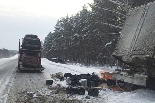На Тюменском тракте молоковоз протаранил автовоз с иномарками