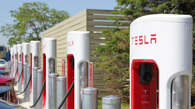 Tesla оштрафует клиентов за простаивание на «электрозаправках»
