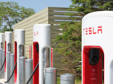 Tesla оштрафует клиентов за простаивание на «электрозаправках»