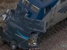 Водитель фургона чудом выжил, угодив под поезд: видео