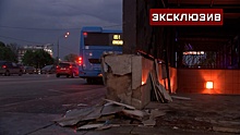 Обломки плитки и битое стекло: кадры с места ДТП с участием автобуса в Химках