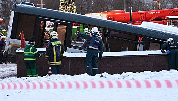 В Москве на месте аварии с автобусом работают психологи МЧС
