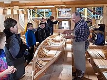 Россиянин построил берестяную лодку без клея и гвоздей