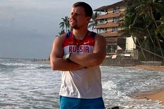 Российского чиновника наказали за романтичное фото на заграничном пляже