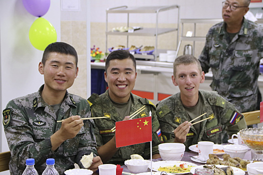 Участники конкурса «Рембат-2018» из Китая организовали ужин в честь 71-й годовщины НОАК