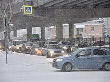 Из-за снегопада на дорогах Екатеринбурга появились гигантские пробки