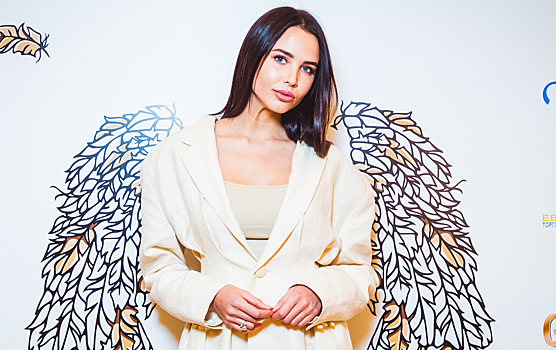 Образ дня: Анастасия Решетова в ультракоротком платье-пиджаке на Angels Charity Sale
