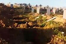 Работник кладбища оказался под угрозой увольнения после скандала с могилами
