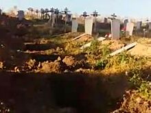 Работник кладбища оказался под угрозой увольнения после скандала с могилами