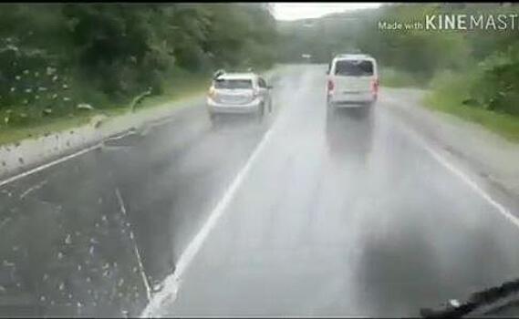«Все Приморье так делает»: видео инцидента на дороге бурно обсуждают в Сети